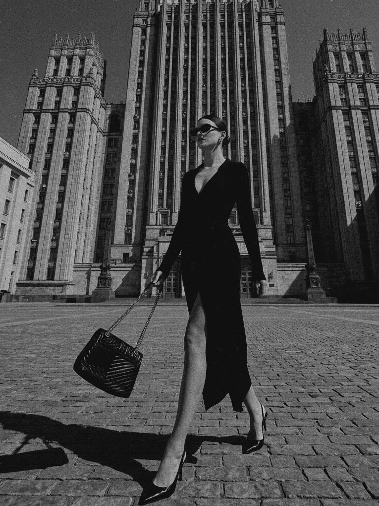 Elegante Zwarte Wrap Midi Jurk met Split – Luxe Ribstof & Getailleerde Pasvorm