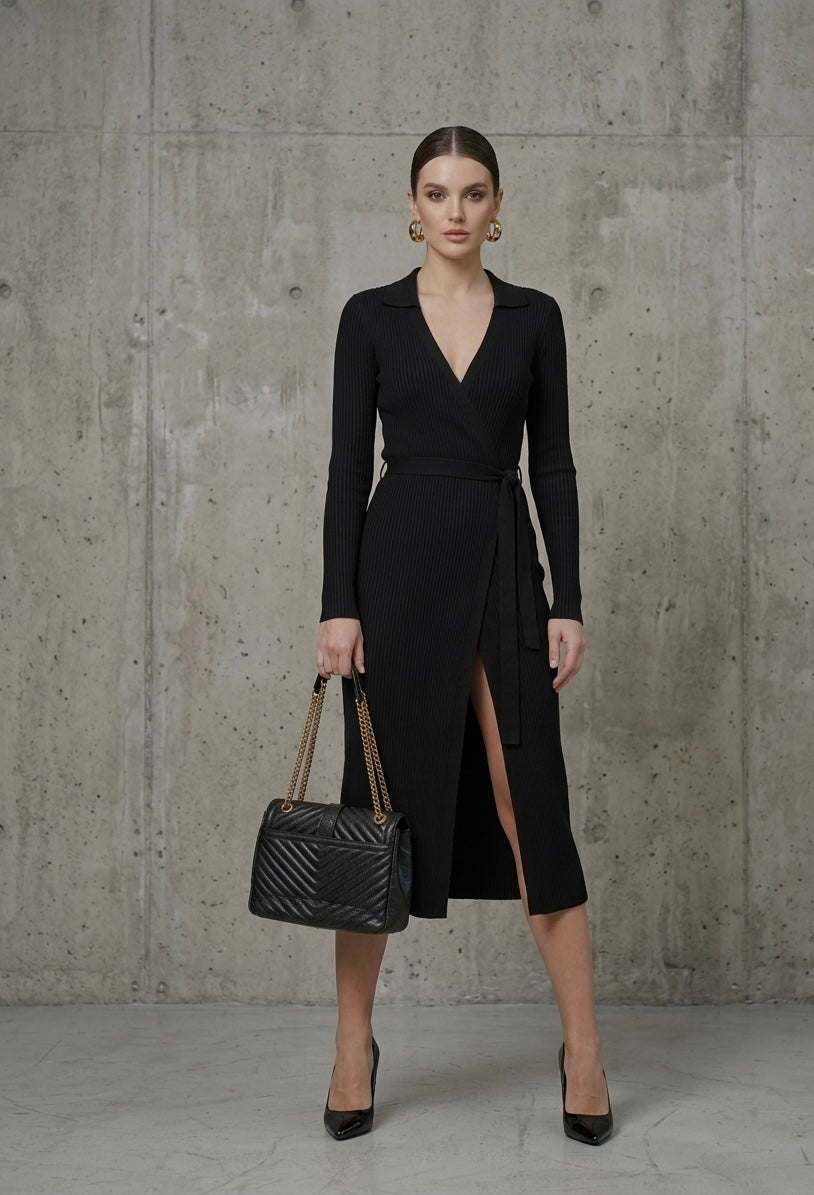 Elegante Zwarte Wrap Midi Jurk met Split – Luxe Ribstof & Getailleerde Pasvorm