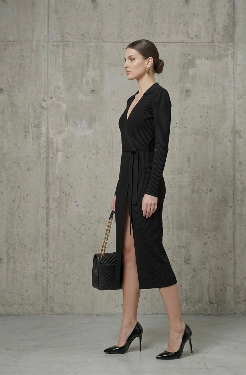 Elegante Zwarte Wrap Midi Jurk met Split – Luxe Ribstof & Getailleerde Pasvorm